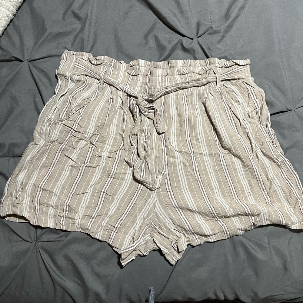 Beige flowy shorts